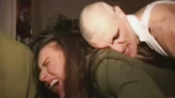 Доведен баща отглежда balgarsko porno video двайсетгодишна уличница.