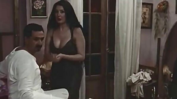 Горещата вана във вилата българско безплатно порно на любовника беше хит сред секси танцуващо момиче.