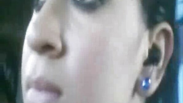 Тя случайно ме ухапа за яйцето, български секс клипчета след което наказа приятелката си от гняв.