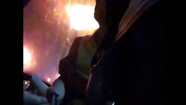 Чукай ме в моето секси бельо! Миниатюрна брюнетка български секс видеоклипове я убеждава да свърши върху гърдите й.