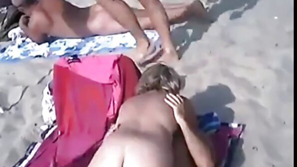 Чука омъжена леля на плажа, докато съпругът й български порно клипове пие бира в бар.