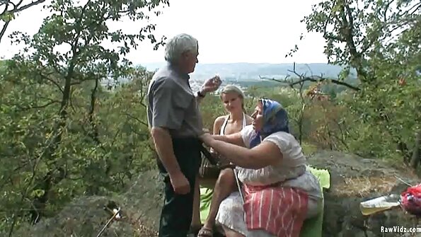 Хванах български секс клипчета доведената си сестра да мастурбира и я чуках.
